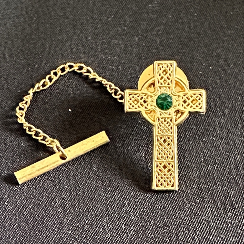 Camco vintage EUC Celtic cross tie tac. Goldtone w/ green rhinestone